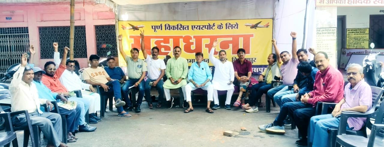 दिल्ली और प्रयागराज के लिए उड़ानों में की गई कमी यात्रियों को भारी नुकसान दे रही