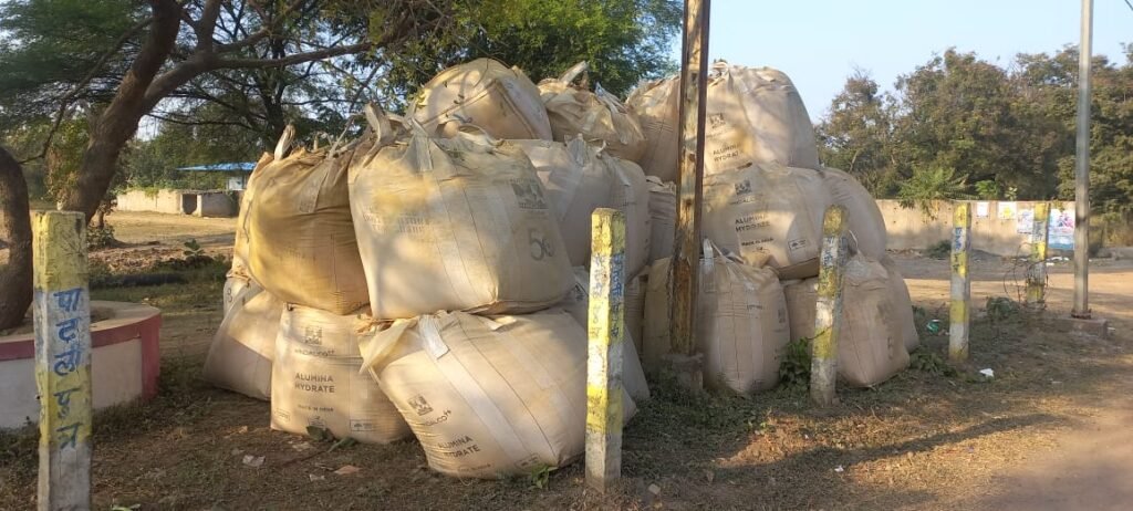 नदी किनारे भारी-भरकम बोरे बरामद, रासायनिक कचरे की आशंका..लोगों में हड़कंप