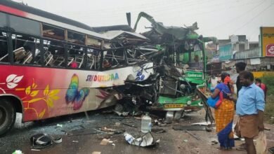 दिल दहला देने वाला बस हादसा: 11 की मौत, 40 घायल — राज्य में फिर दो बसों की भीषण टक्कर दिल दहला देने वाला बस हादसा: 11 की मौत, 40 घायल — राज्य में फिर दो बसों की भीषण टक्कर