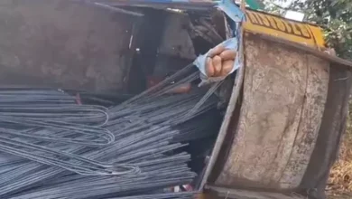 छड़ सप्लाई के नाम पर तस्करी का खुलासा, पलटी ट्रक से भारी मात्रा में गांजा बरामद