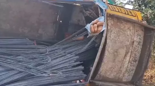 छड़ सप्लाई के नाम पर तस्करी का खुलासा, पलटी ट्रक से भारी मात्रा में गांजा बरामद