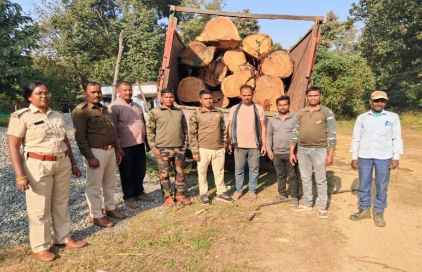 रात के सन्नाटे में पकड़ाया अवैध साल लट्ठों से ठसा-ठस भरा ट्रक!… ड्राइवर फरार, कार्रवाई से वन माफियों में हड़कंप रात के सन्नाटे में पकड़ाया अवैध साल लट्ठों से ठसा-ठस भरा ट्रक!… ड्राइवर फरार, कार्रवाई से वन माफियों में हड़कंप