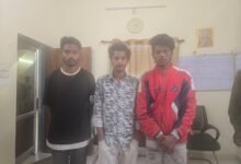 शोरूम में उत्पात! चाकू लेकर एजेंसी में घुसे युवक—पुलिस ने चार को दबोचा