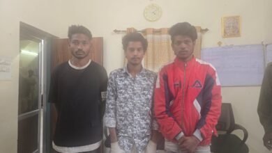 शोरूम में उत्पात! चाकू लेकर एजेंसी में घुसे युवक—पुलिस ने चार को दबोचा