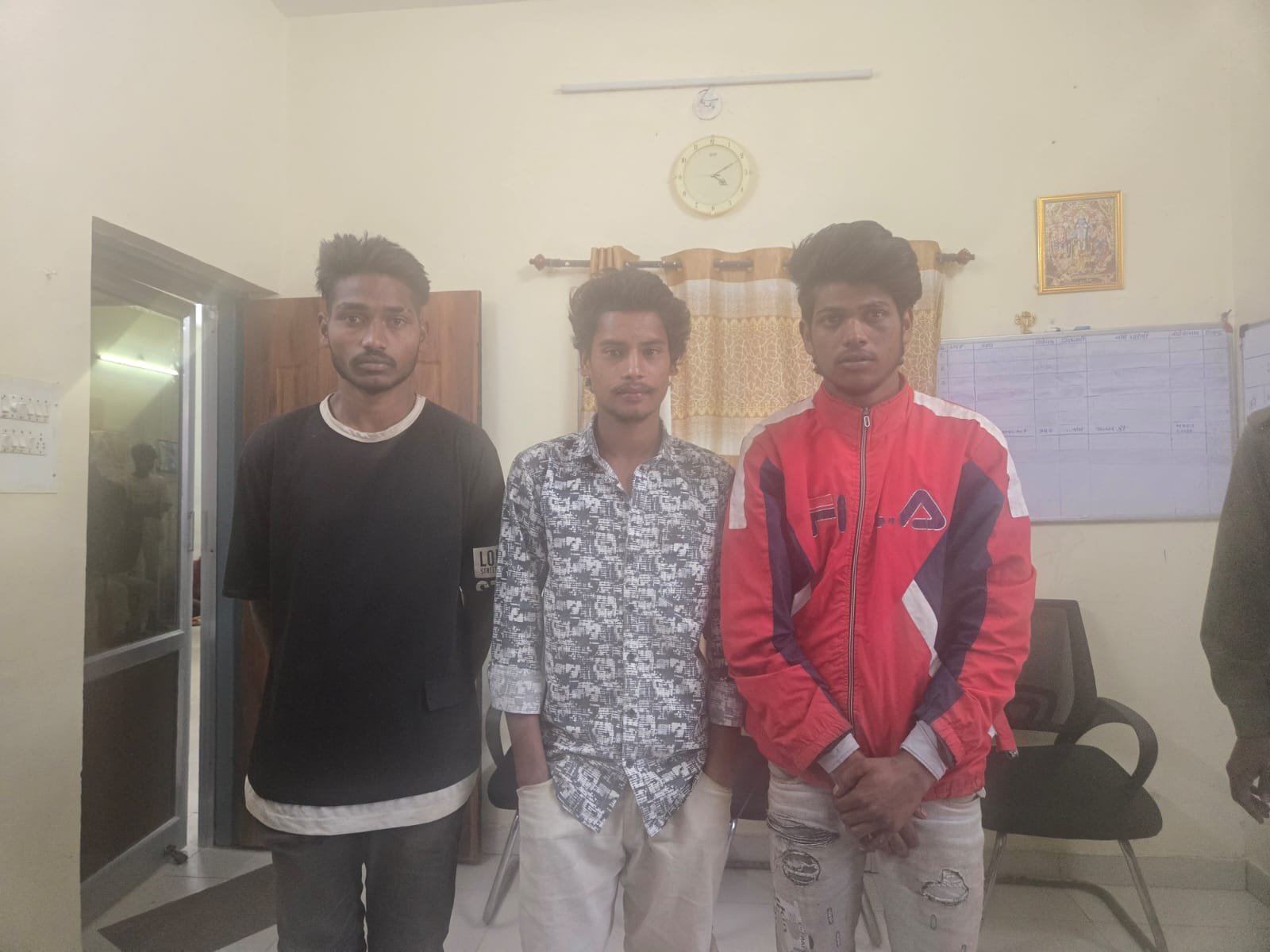 शोरूम में उत्पात! चाकू लेकर एजेंसी में घुसे युवक—पुलिस ने चार को दबोचा