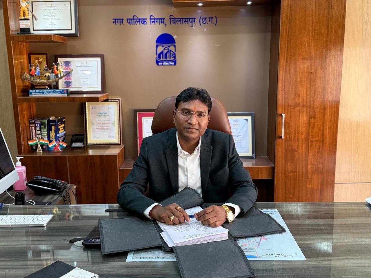 एक्शन में आयुक्त-10.30 बजे विकास भवन का औचक निरीक्षण,अनुपस्थित 18 कर्मचारियों को नोटिस एक्शन में आयुक्त-10.30 बजे विकास भवन का औचक निरीक्षण,अनुपस्थित 18 कर्मचारियों को नोटिस