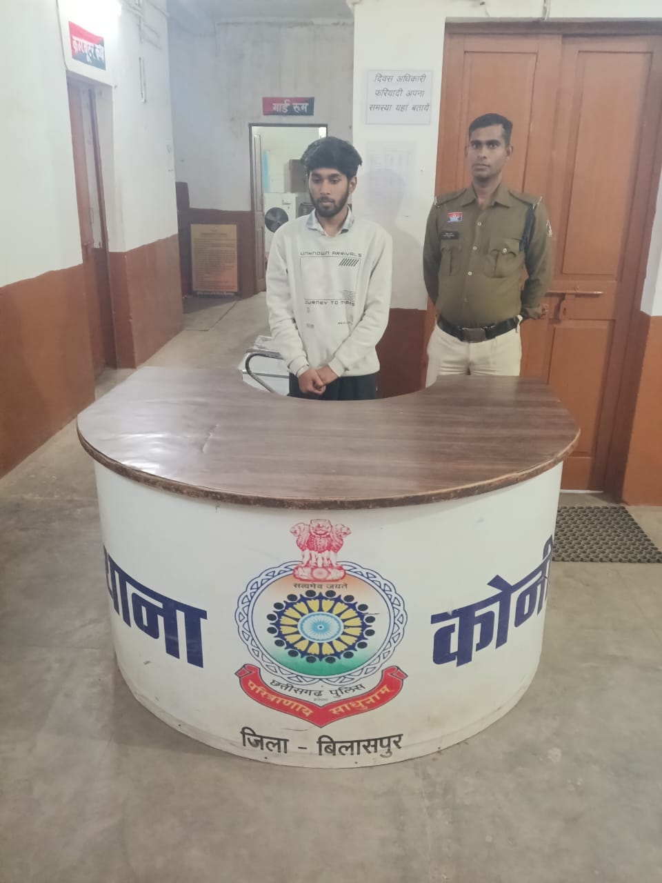 हथकड़ी सरकाकर फरार हुआ था पॉक्सो आरोपी, चार माह बाद प्रयागराज से दबोचा गया…