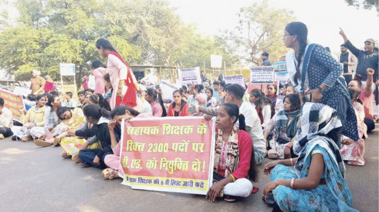 Chhattisgarh D.Ed Teacher Protest: डीएड अभ्यर्थियों का धरना ,सीएम से चर्चा विफल होने के बाद सड़कों पर उतरे शिक्षक