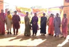 युक्तियुक्तकरण में हुई भारी अनियमितताओं के खिलाफ अनिश्चित कालीन धरना,मुख्यमंत्री एवं शिक्षा मंत्री के नाम सौंपा  ज्ञापन