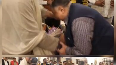 राजनीति में भी झुकते हैं सिर: छत्तीसगढ़ भवन में दिखा भूला अध्याय, जब जीत से ऊपर रही विनम्रता राजनीति में भी झुकते हैं सिर: छत्तीसगढ़ भवन में दिखा भूला अध्याय, जब जीत से ऊपर रही विनम्रता