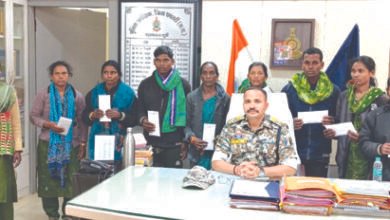 “जंगल में टूटी माओवादी रीढ़! धमतरी में 47 लाख के इनामी 9 हार्डकोर नक्सली एक साथ झुके “जंगल में टूटी माओवादी रीढ़! धमतरी में 47 लाख के इनामी 9 हार्डकोर नक्सली एक साथ झुके