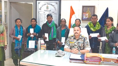 “जंगल में टूटी माओवादी रीढ़! धमतरी में 47 लाख के इनामी 9 हार्डकोर नक्सली एक साथ झुके