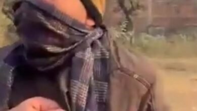 कानून को खुली चुनौती? पुलिस से बदसलूकी का वीडियो वायरल कानून को खुली चुनौती? पुलिस से बदसलूकी का वीडियो वायरल