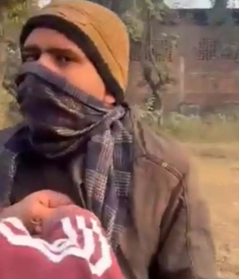 कानून को खुली चुनौती? पुलिस से बदसलूकी का वीडियो वायरल कानून को खुली चुनौती? पुलिस से बदसलूकी का वीडियो वायरल