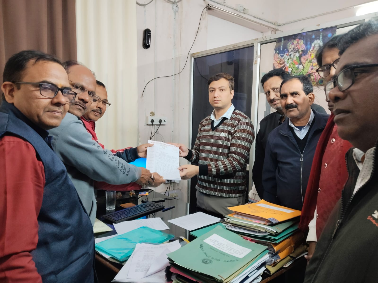 वार्षिक वेतन वृद्धि,स्थानीय अवकाश समेत इन समस्याओं को लेकर जिला शिक्षा अधीक्षक से मिला प्राथमिक शिक्षक संघ का प्रतिनिधिमंडल