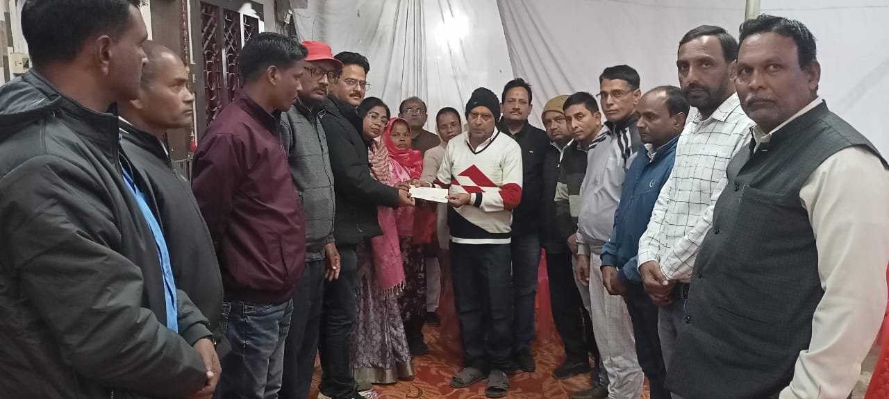 संयुक्त संवेदना समिति ने दी शोकाकुल शिक्षक परिवार को एक लाख रुपये की संवेदना राशि