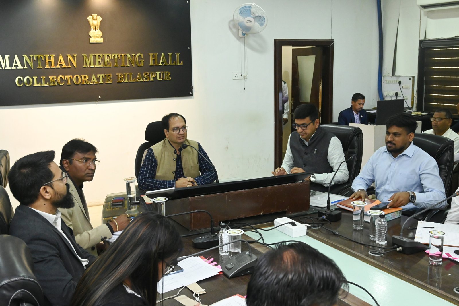 सरकारी ज़मीन पर अब कोई खेल नहीं—कलेक्टर संजय अग्रवाल ने अफसरों को चेताया, लंबित मामलों पर सख्ती तय