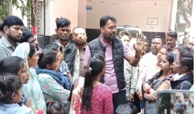 आत्मानंद स्कूलों की नर्सरी–केजी बंदी पर हड़कंप, अभिभावक–शिक्षक कलेक्टर दफ्तर से कांग्रेस तक पहुँचे — प्रशासन के आश्वासन पर सवाल, सरकार की नीयत कटघरे में