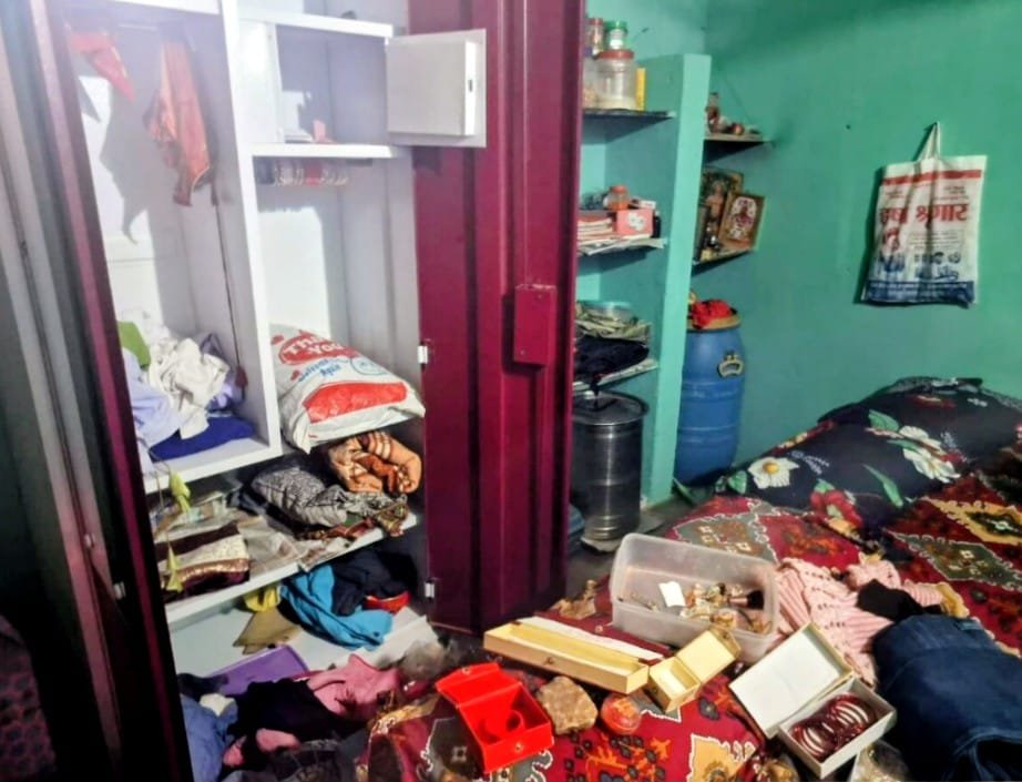 चोर बेखौफ, एक ही रात दुकान और बंद मकान साफ.. अब जांच पर सवाल