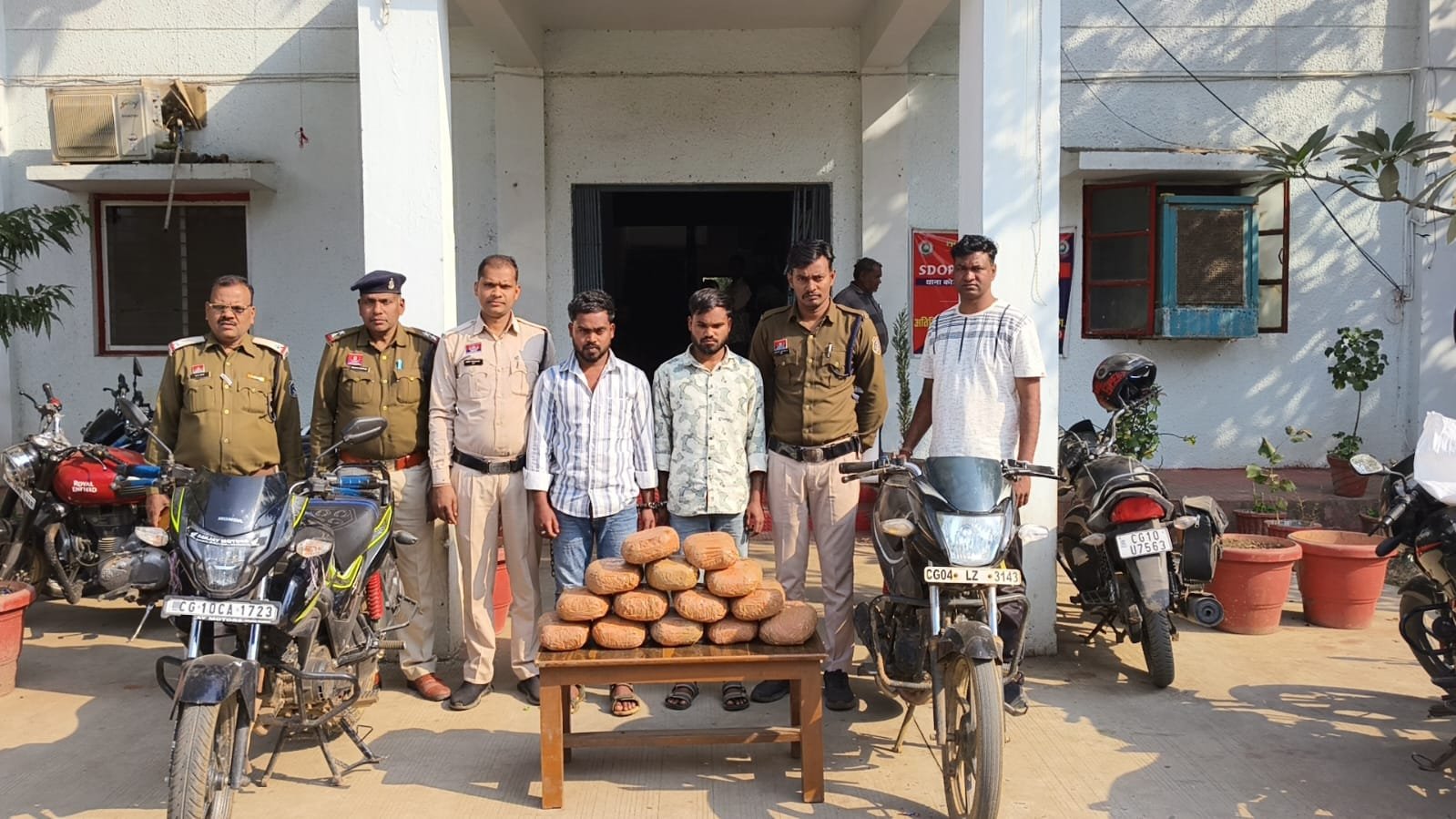 अंधेरे में भागा तस्कर, पुलिस के हाथ लगा 14 किलो गांजा..दो तस्कर गिरफ़्तार