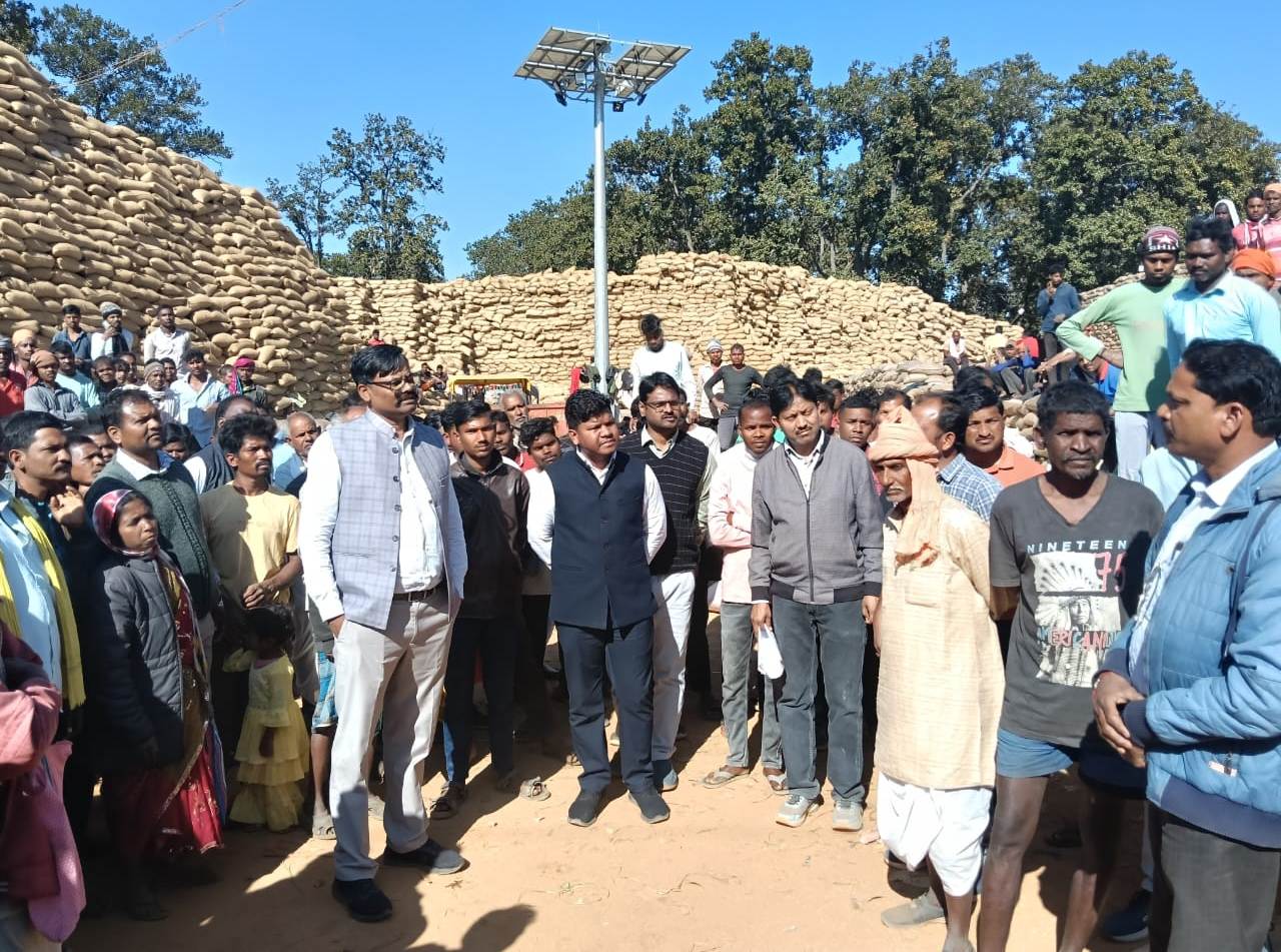 प्रशासन की पैनी नजर: कलेक्टर ने उपार्जन केंद्रों में मारा औचक छापा..किया संवाद