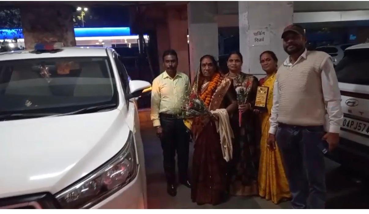 रिटायर होने पर ऐसी विदाई:सफाई कर्मियों को अपनी गाड़ी से घर तक छुड़वाया निगम कमिश्नर ने