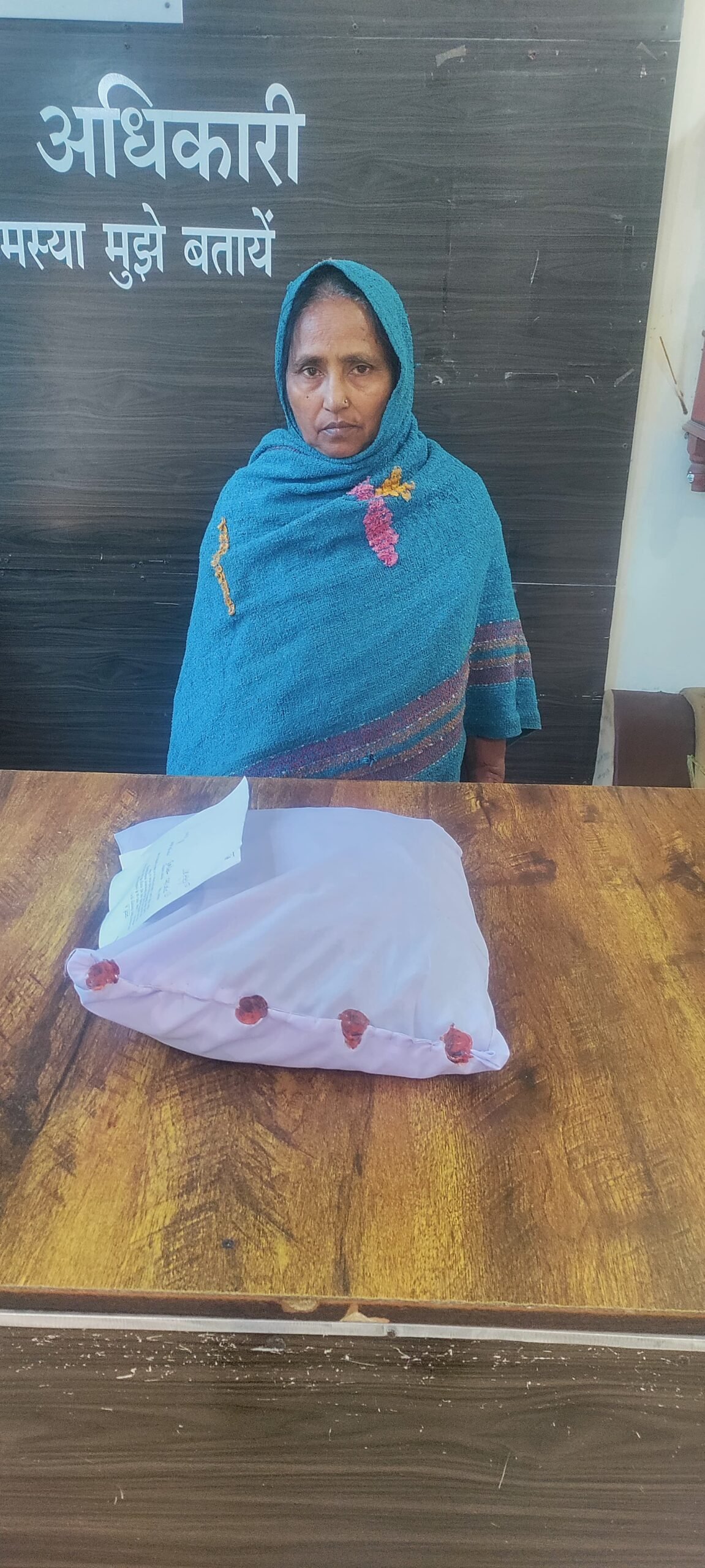 शांत मोहल्ला, अंदर ही अंदर नशे का कारोबार—पुलिस कार्रवाई में महिला गिरफ्तार