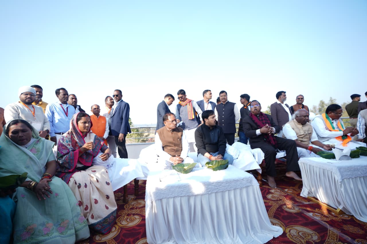 मकर संक्रांति पर तातापानी पहुंचे मुख्यमंत्री साय,बच्चों संग पतंगबाजी का लिया आनन्द