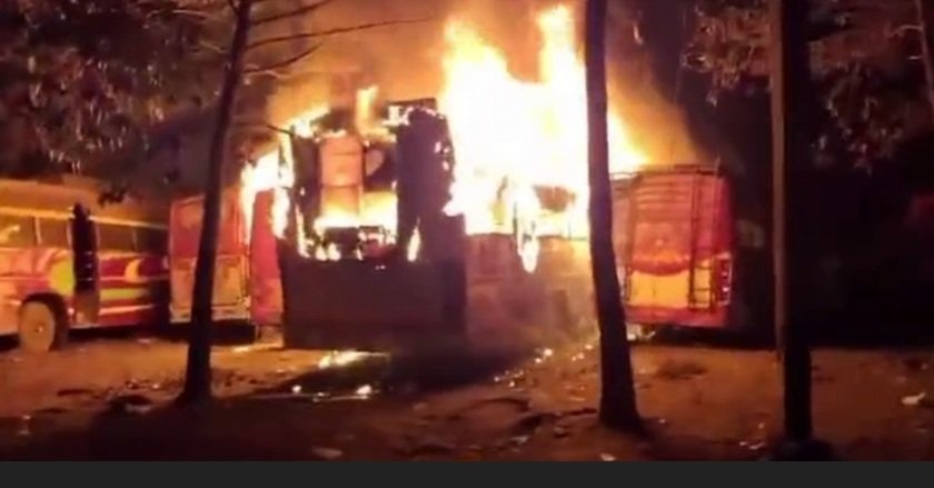 बस टर्मिनल में देर रात आग का तांडव, पार्किंग में खड़ी कई बसें जलकर खाक