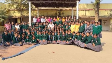 स्वयं सिद्धा फाउंडेशन ने 275 छात्राओं को बांटे स्वेटर, बच्चों के चेहरों पर खिली   मुस्कान