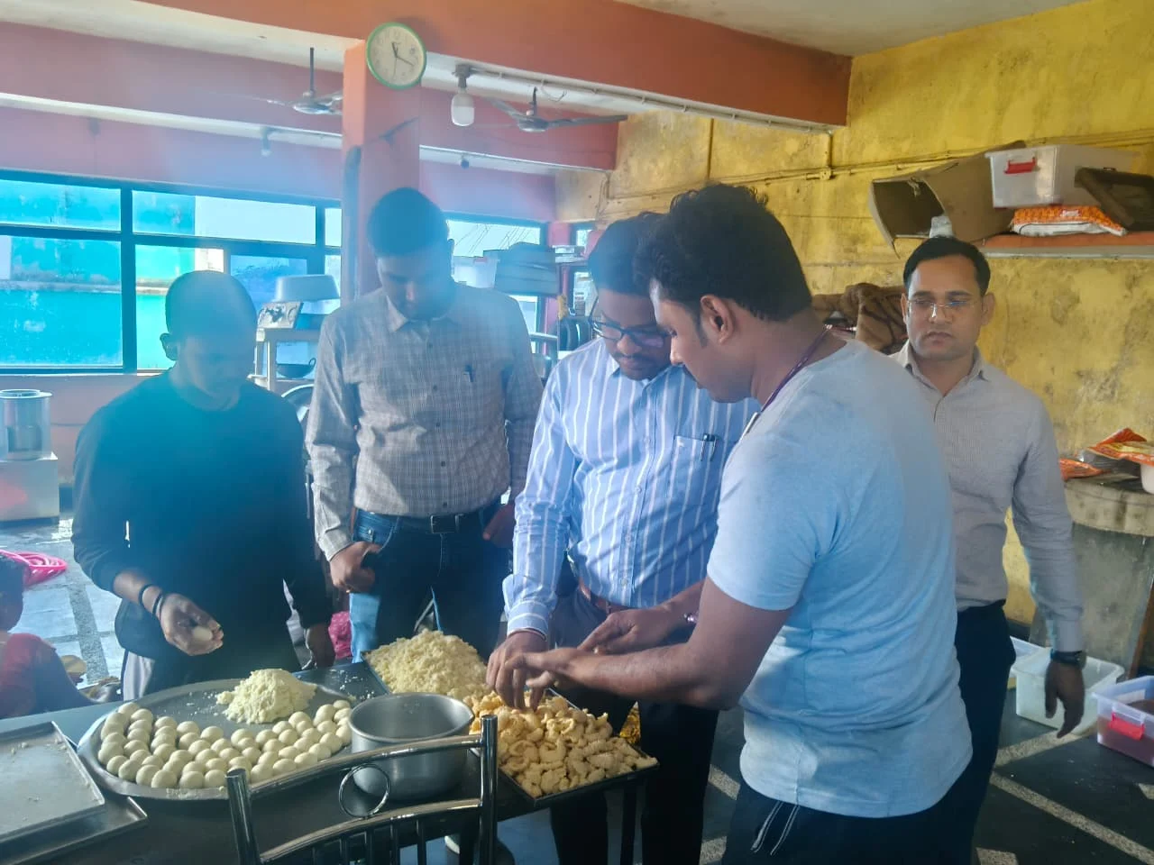 Cg news: गुणवत्ताहीन 11 किलो मिठाईयां नष्ट कराई गईं, अमानक खाद्य पदार्थ बेचने वाले 7 व्यापारियों को नोटिस