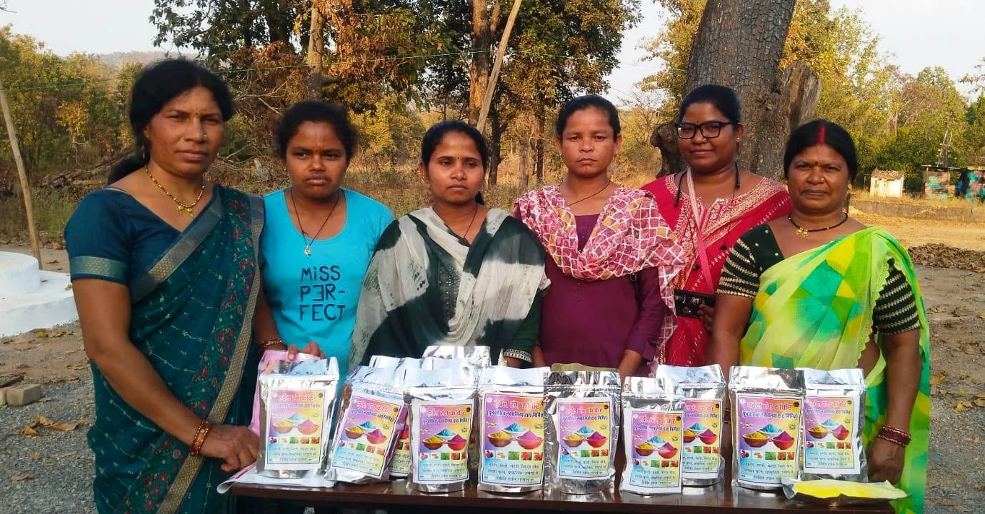 मुख्यधारा की ओर बढ़ते कदमः चौगेल पुनर्वास केंद्र में आत्मसमर्पित नक्सलियों ने हर्बल गुलाल निर्माण से लिखी कहानी मुख्यधारा की ओर बढ़ते कदमः चौगेल पुनर्वास केंद्र में आत्मसमर्पित नक्सलियों ने हर्बल गुलाल निर्माण से लिखी कहानी