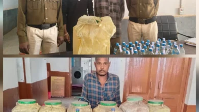 पुलिस आई तो टूटा नशे का अड्डा: दो थाना क्षेत्र, तीन आरोपी और सैकड़ों लीटर शराब बरामद पुलिस आई तो टूटा नशे का अड्डा: दो थाना क्षेत्र, तीन आरोपी और सैकड़ों लीटर शराब बरामद