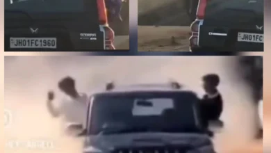 कोतवाली थाना क्षेत्र की सड़कों पर मौत का नंगा नाच: चलती कार से लटकते युवक, हाथ में बोतल—कानून को खुली चुनौती