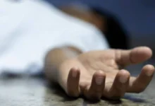 गिरफ्तारी के बाद घर में मातम, मां की अंतिम विदाई के लिए बेटे को मिली पैरोल