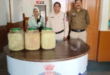 अवैध महुआ कारोबार पर पुलिस का शिकंजा, 9 हजार की शराब के साथ महिला दबोची गई