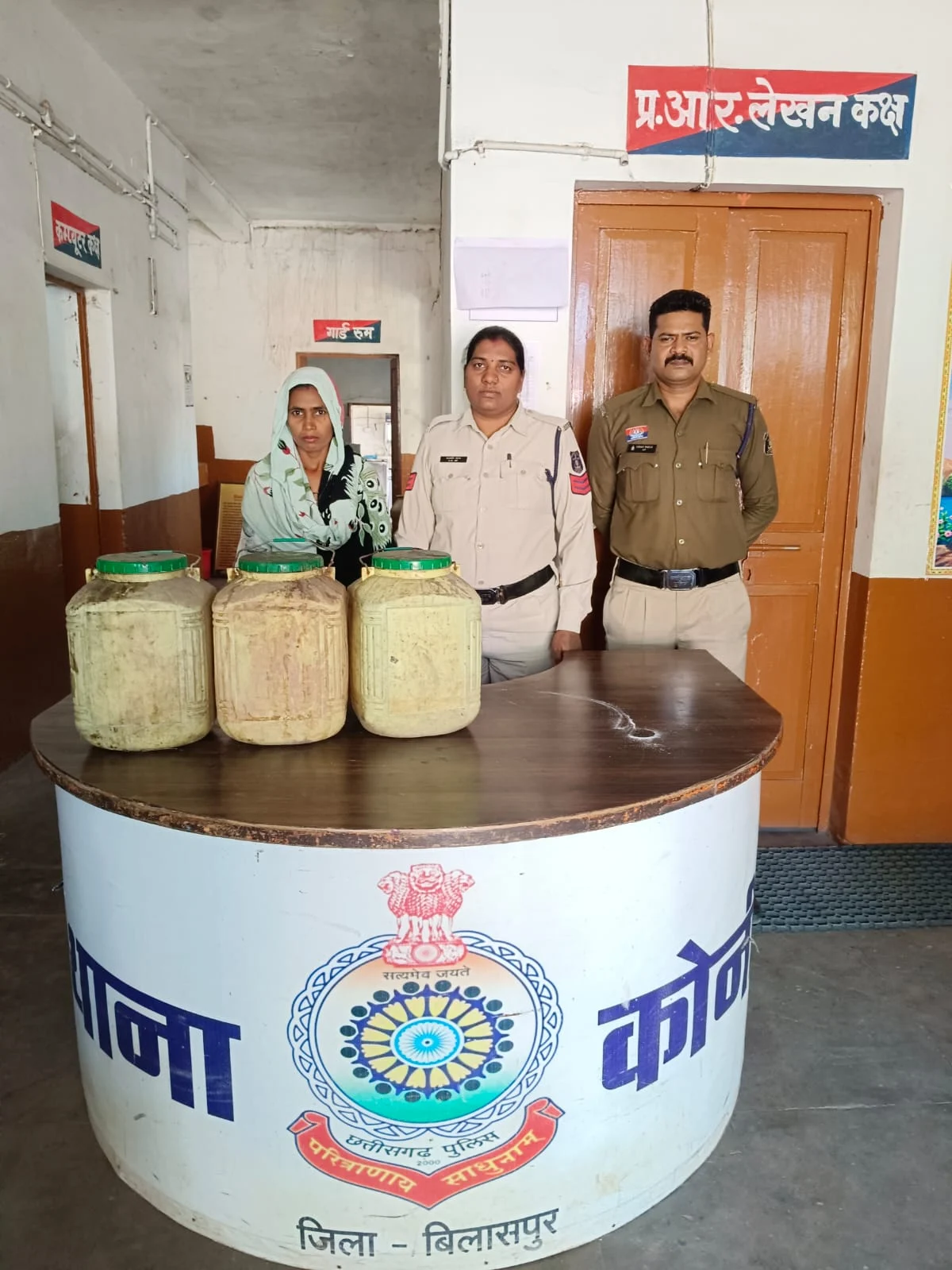 अवैध महुआ कारोबार पर पुलिस का शिकंजा, 9 हजार की शराब के साथ महिला दबोची गई