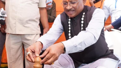 मुख्यमंत्री साय ने कुम्हार के चाक पर गढ़ा दीया, पारंपरिक शिल्पकारों से किया आत्मीय संवाद