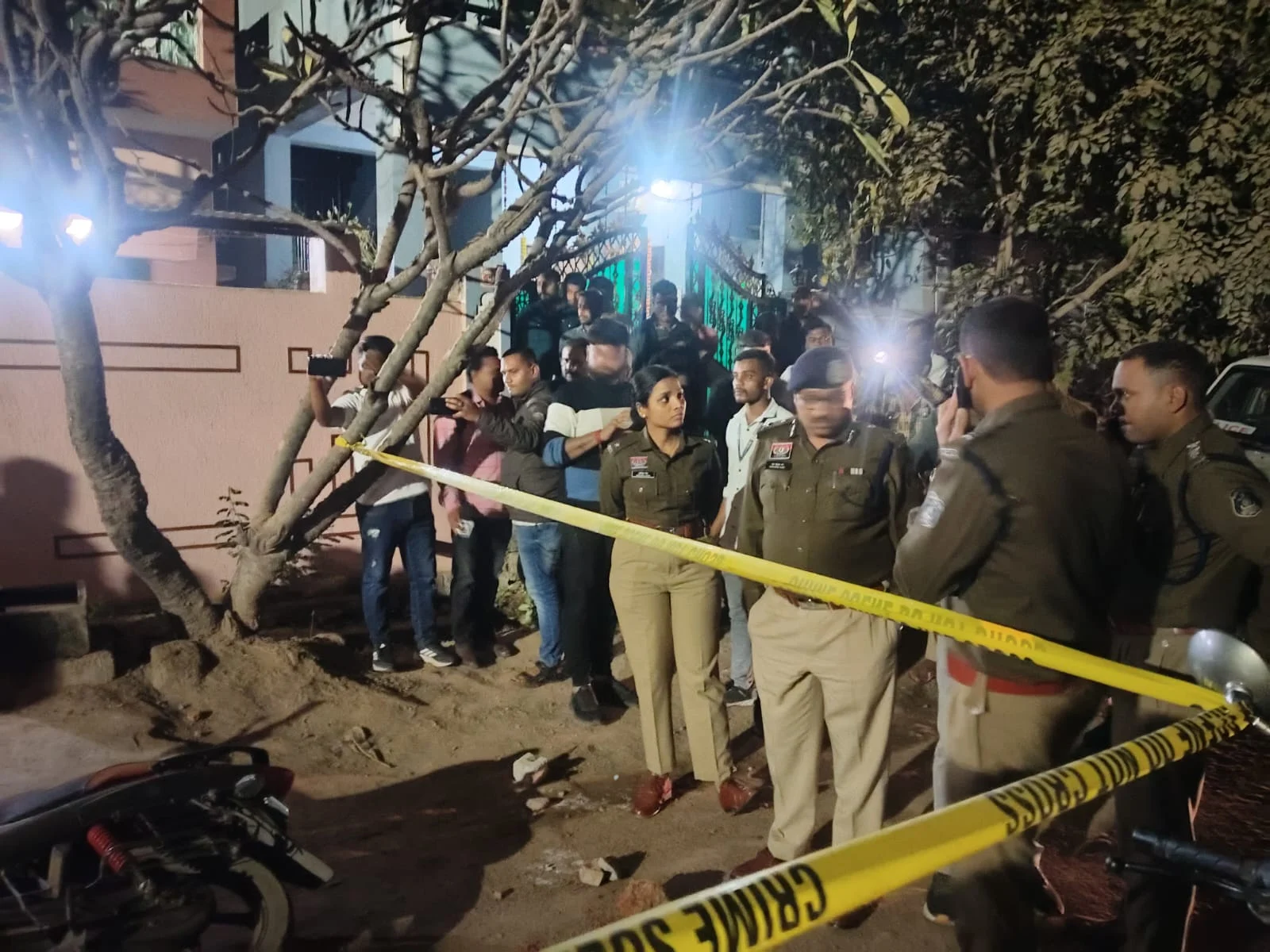 टेलीफोन एक्सचेंज रोड पर हथौड़े से हमला, ज्वेलर्स से भरी कार लूटी वारदात के बाद नाकेबंदी, घटनास्थल से कार, बाइक और जिंदा कारतूस बरामद