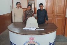 घर की सीढ़ियों से चल रहा था गांजा कारोबार, कोनी पुलिस का शिकंजा—4 किलो माल के साथ दो गिरफ्तार