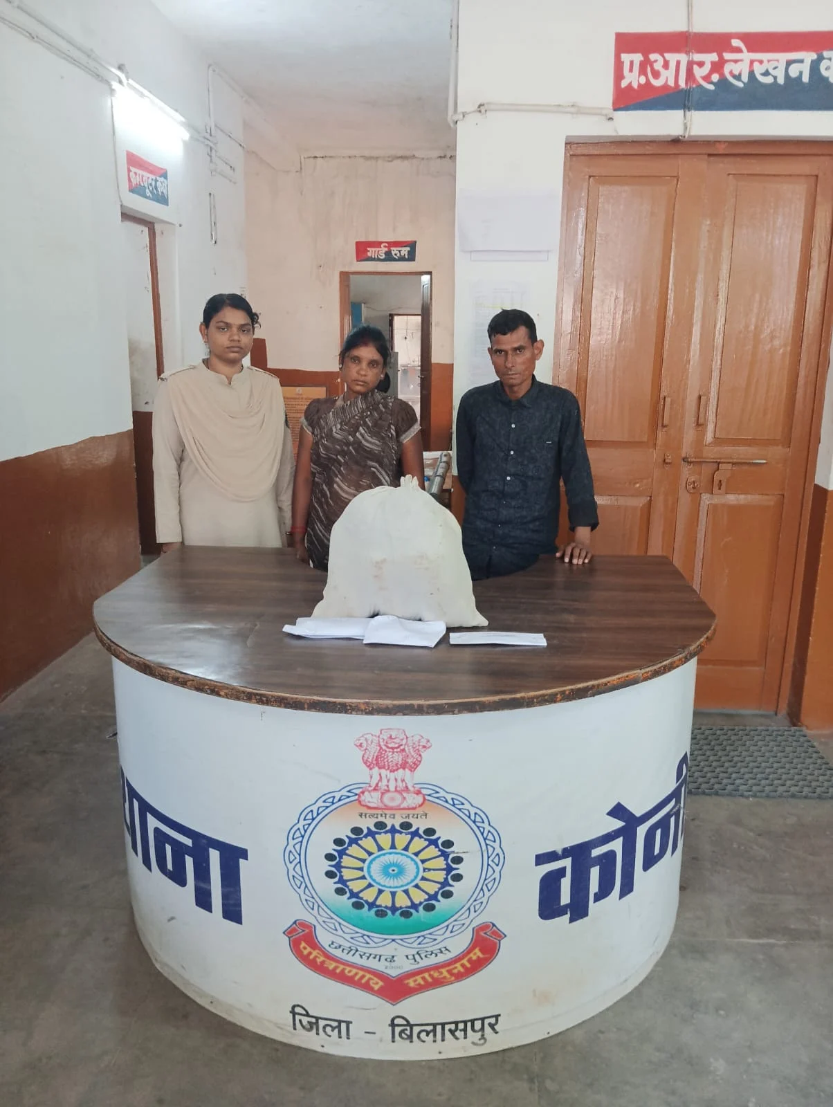 घर की सीढ़ियों से चल रहा था गांजा कारोबार, कोनी पुलिस का शिकंजा—4 किलो माल के साथ दो गिरफ्तार