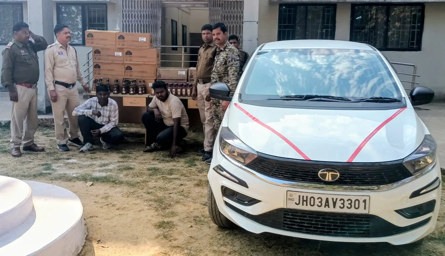 कार में लाई जा रही 104 लीटर अंग्रेजी शराब जब्त, दो तस्कर जेल भेजे गए कार में लाई जा रही 104 लीटर अंग्रेजी शराब जब्त, दो तस्कर जेल भेजे गए