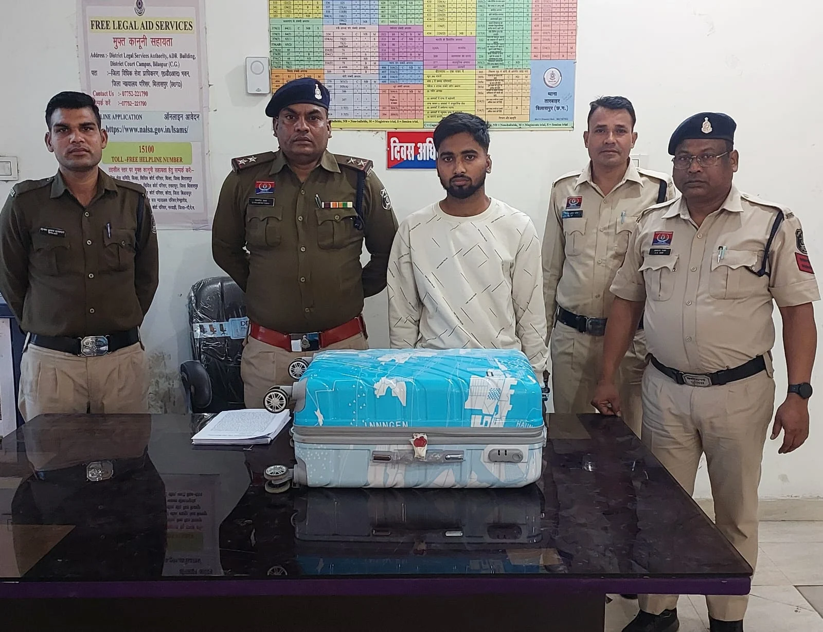 ट्रॉली बैग में छिपाकर लाया 11 किलो गांजा, तस्कर को पुलिस ने दबोचा.. बताया फिर कहां से लाया माल ट्रॉली बैग में छिपाकर लाया 11 किलो गांजा, तस्कर को पुलिस ने दबोचा.. बताया फिर कहां से लाया माल