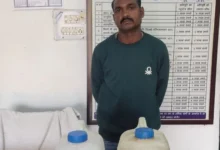 धान मंडी के पास अवैध महुआ पर घेराबंदी, 24 लीटर शराब के साथ आदतन आरोपी गिरफ्तार