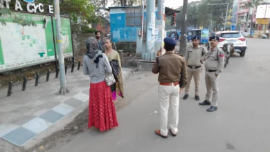 ट्रैफिक सिग्नल पर दबाव बनाकर वसूली, पुलिस ने दिखाई सख्ती , दो गिरफ्तार