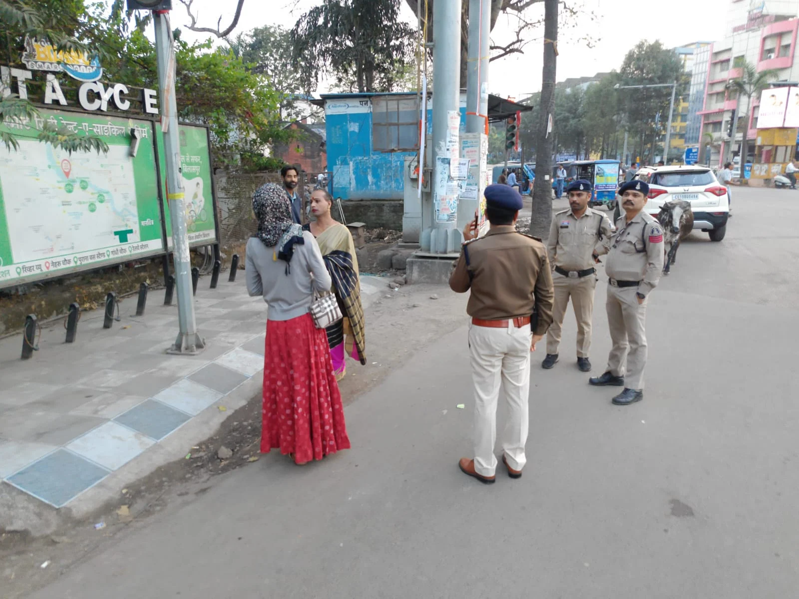 ट्रैफिक सिग्नल पर दबाव बनाकर वसूली, पुलिस ने दिखाई सख्ती , दो गिरफ्तार