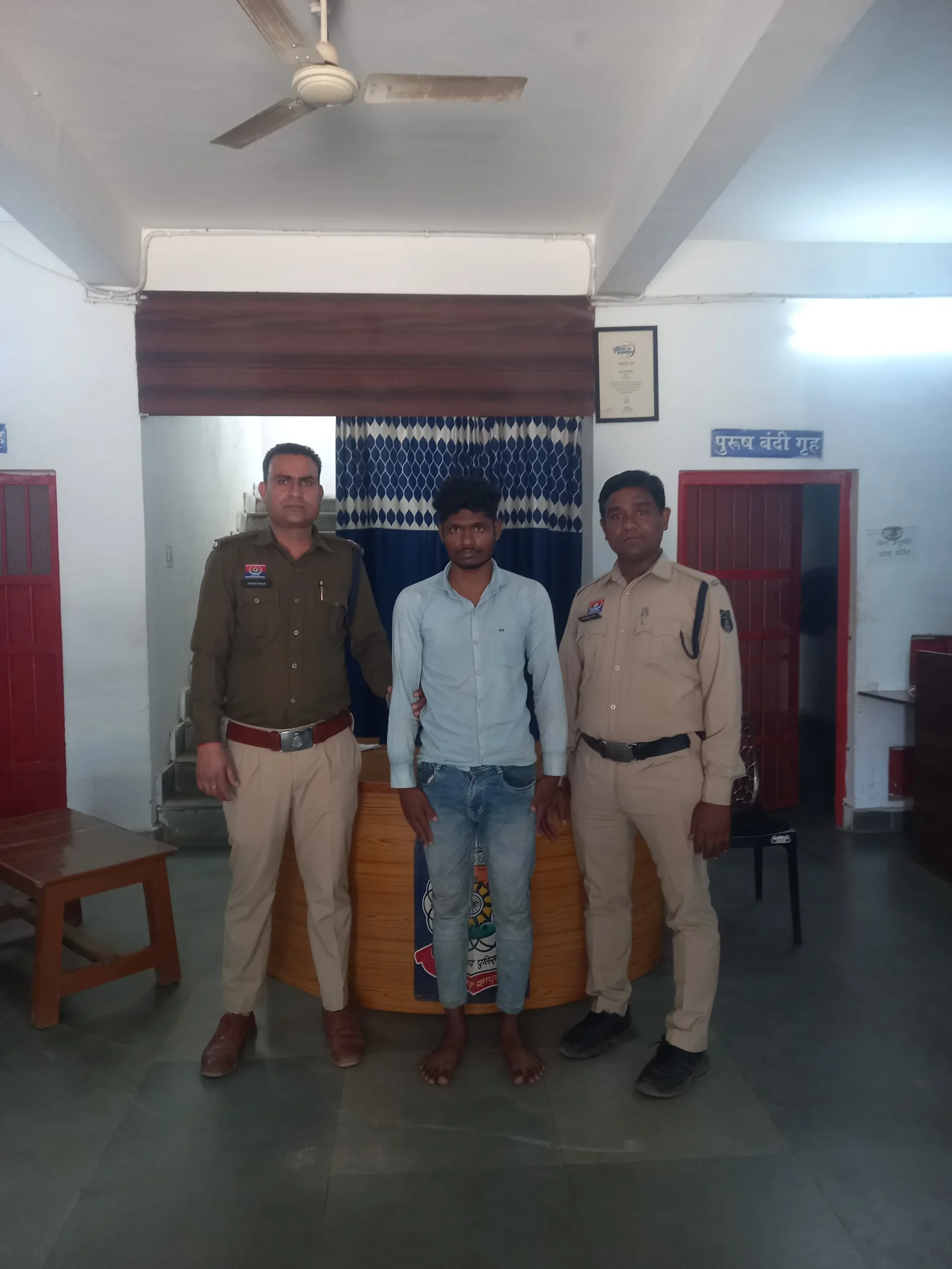 मोबाइल नंबर नहीं दिया तो पकड़ लिया हाथ: पुलिस ने आरोपी को दबोचा…क्यों पढ़े ख़बर