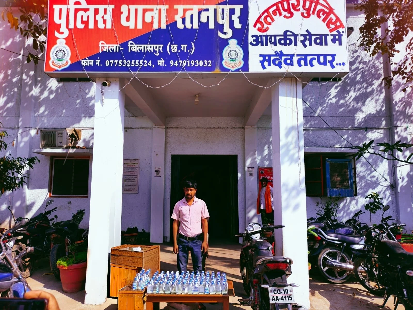 आदतन कोचिया गिरफ्तार… रेड में हज़ारों रुपयों की शराब बरामद…ज़ब्त हुई गाड़ी आदतन कोचिया गिरफ्तार… रेड में हज़ारों रुपयों की शराब बरामद…ज़ब्त हुई गाड़ी