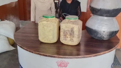 महुआ फैक्ट्री पर छापा: हाथभट्टी का खेल पकड़ा, 15 लीटर शराब जब्त