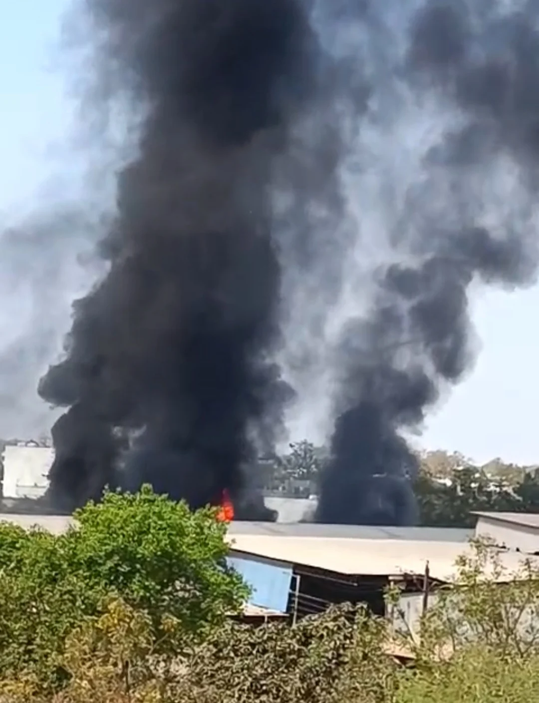 तिफरा में धधका पेंट गोदाम पुटी निर्माण की अनुमति, अंदर ज्वलनशील भंडारण; किराए और निगरानी पर गंभीर सवाल